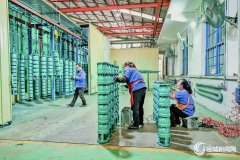 模子正在碰到铁水的霎时敏捷软塌、气